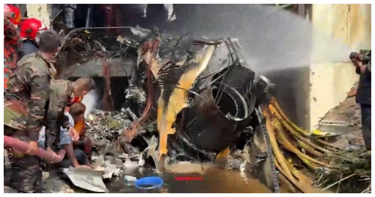 বিধ্বস্ত বিমানের একাংশ। ছবি: দ্য হিন্দু